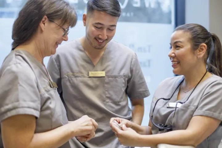 Tre läkare diskuterar tillsammans