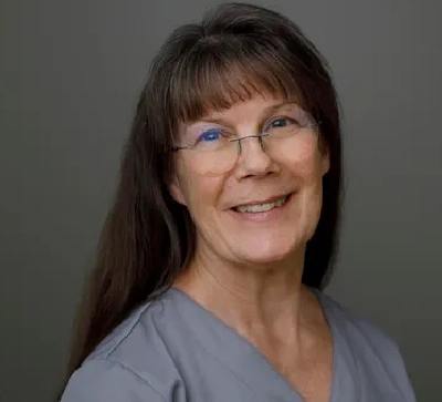 Kvinna i sjuksköterskeklänning