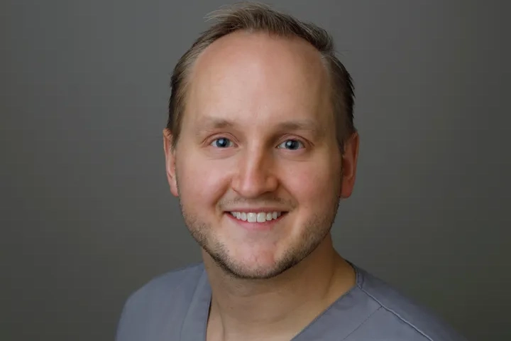 Leende man med kort hår