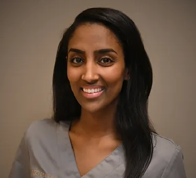 Leende kvinna i arbetskläder