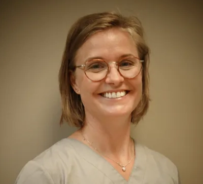 Leende kvinna i läkaruniform