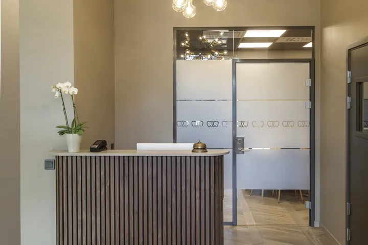 Mottagdisk med blommor och dörr