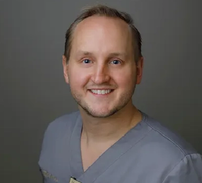 Läkare i grå skrubbtröja