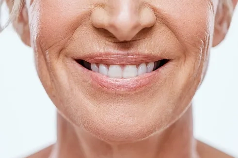 Leende kvinna med rynkor