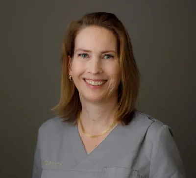 Kvinna i sjuksköterskeklänning