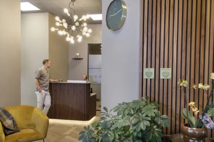 Mottagning med växter och belysning