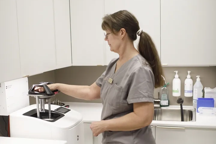 Kvinna i vårdmiljö arbetar