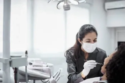 Tandläkare undersöker patient