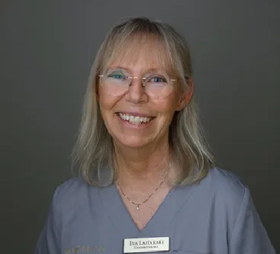 Lerande kvinna med glasögon