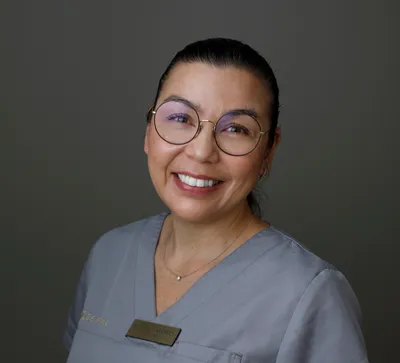 Leende kvinna i arbetskläder