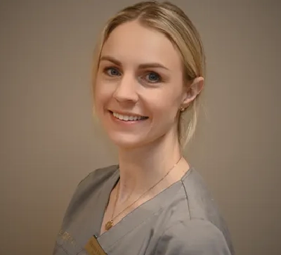 Leende kvinna i arbetskläder