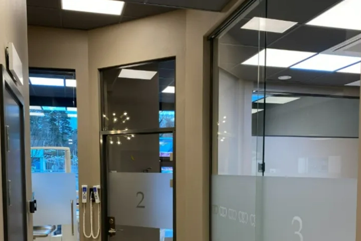 Kontorsgång med dörrar 2 och 3