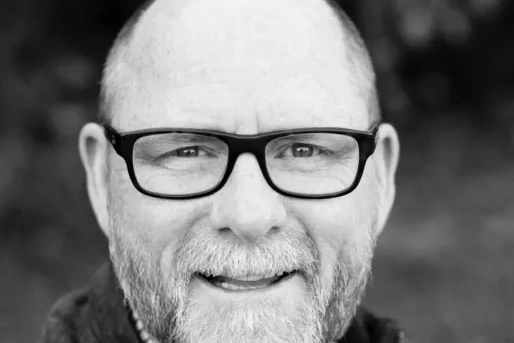 Porträtt av en leende man