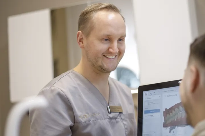 Tandläkare pratar med patient