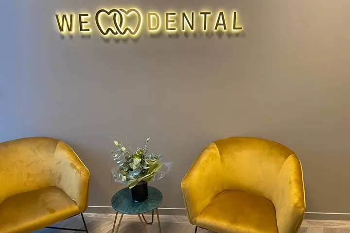 Tandläkarmottagning med fåtöljer