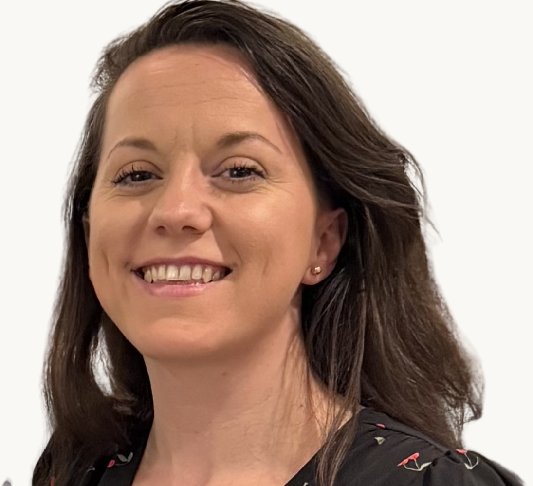 Leende kvinna i arbetskläder