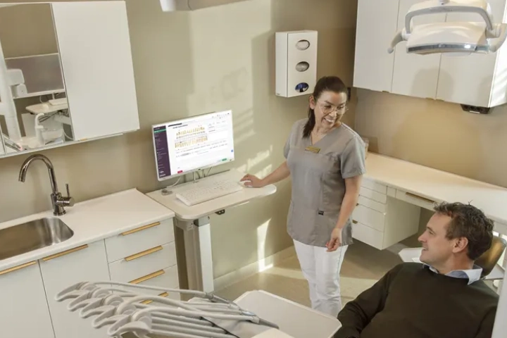 Tandläkare pratar med patient